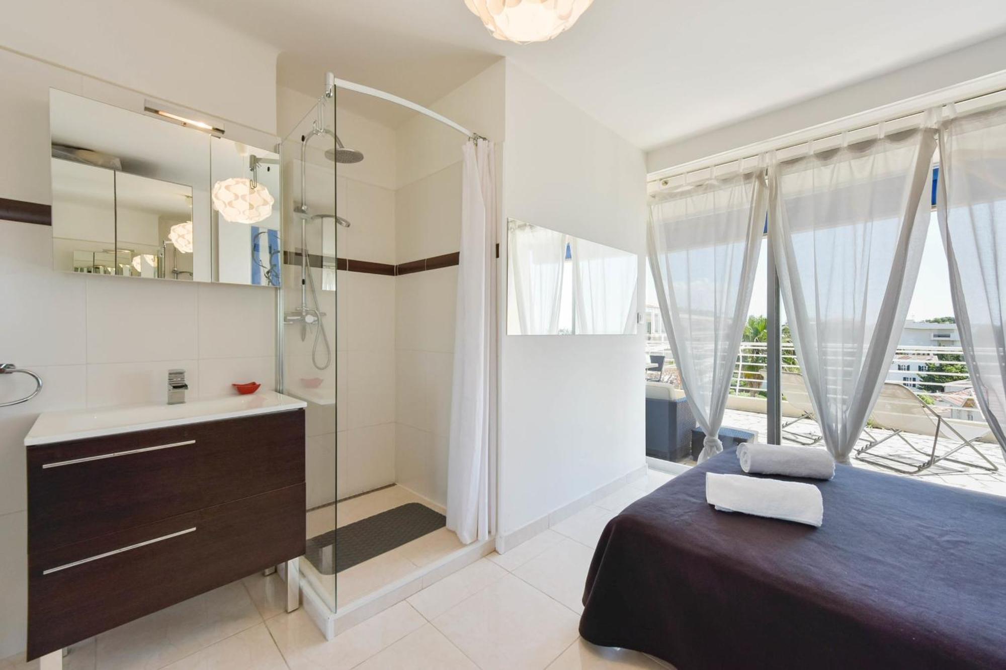 Cozy Top-floor 2-br Terrace And Sea View Apartment Cannes