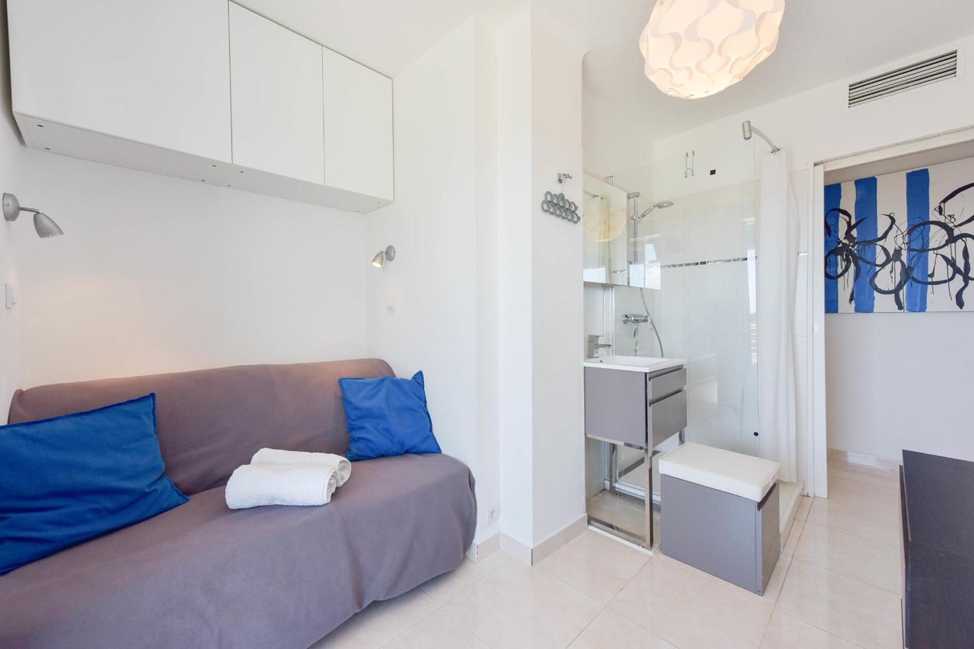 Cozy Top-floor 2-br Terrace And Sea View Cannes