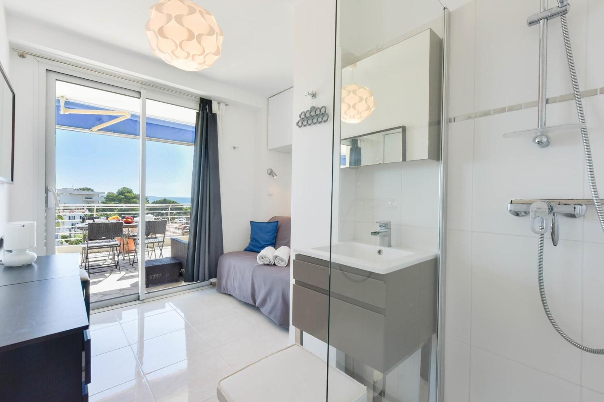 Cozy Top-floor 2-br Terrace And Sea View Apartment