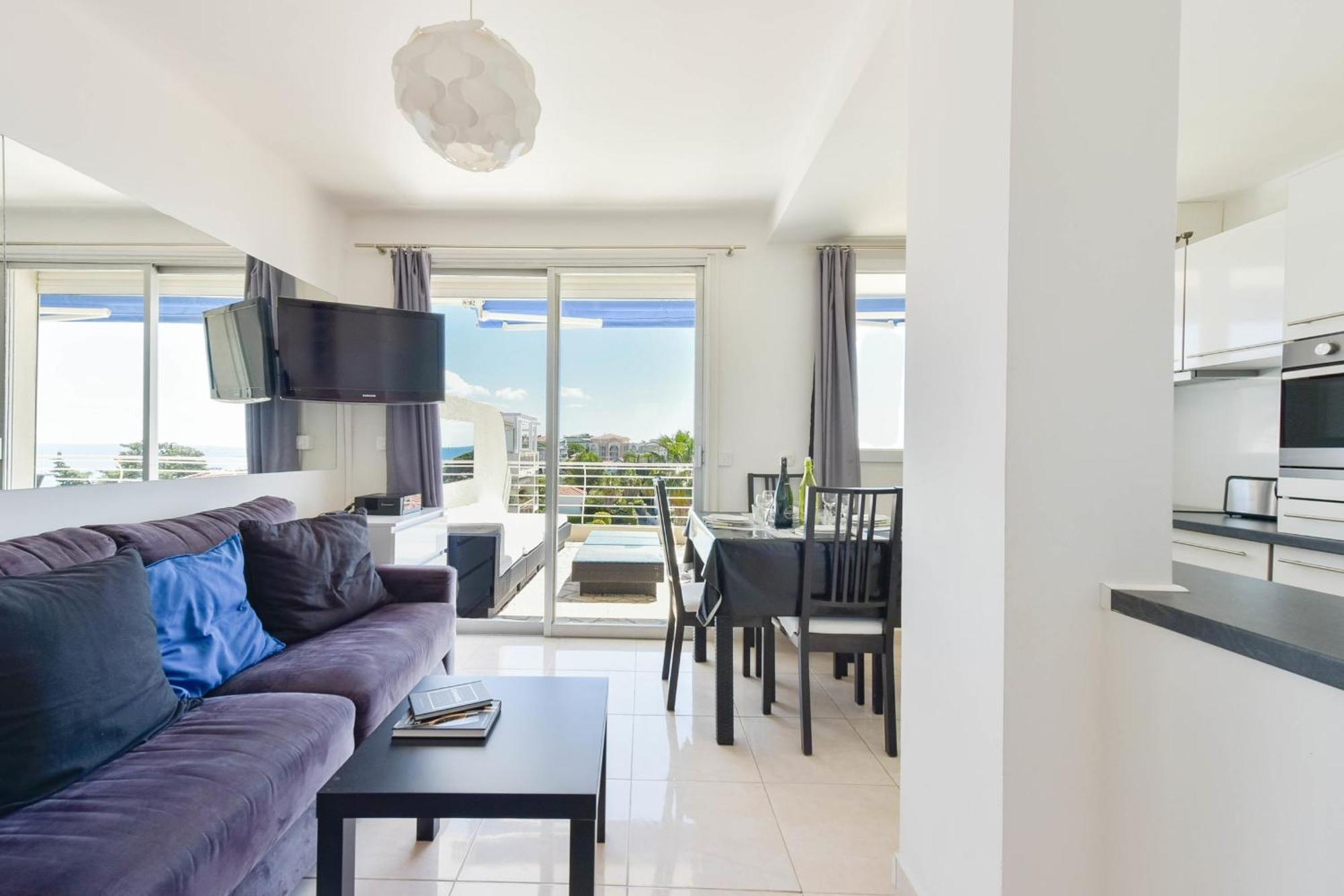Cozy Top-floor 2-br Terrace And Sea View Cannes