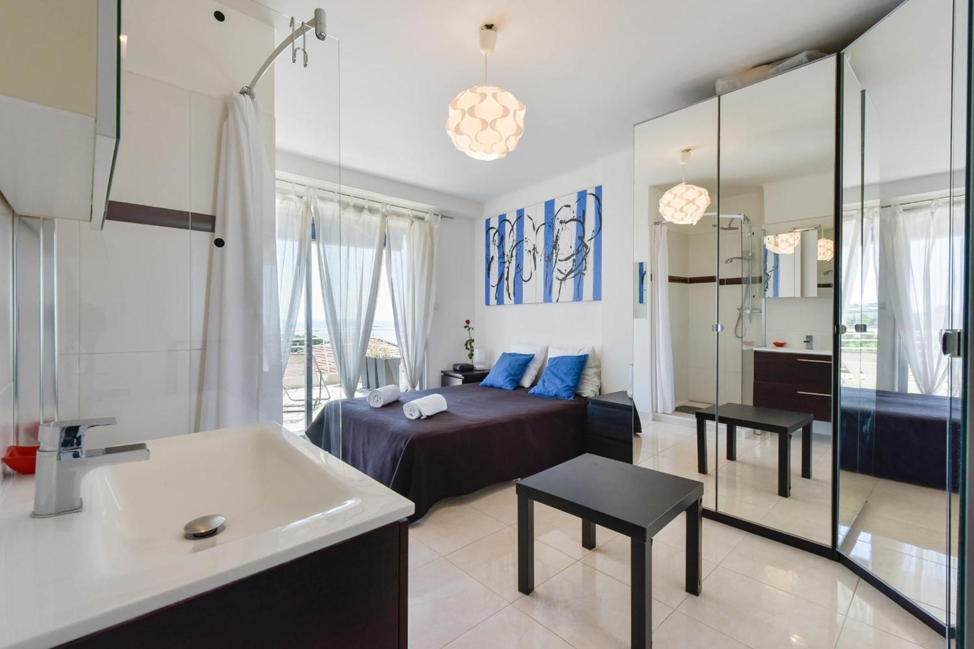 Apartment Cozy Top-floor 2-br Terrace And Sea View