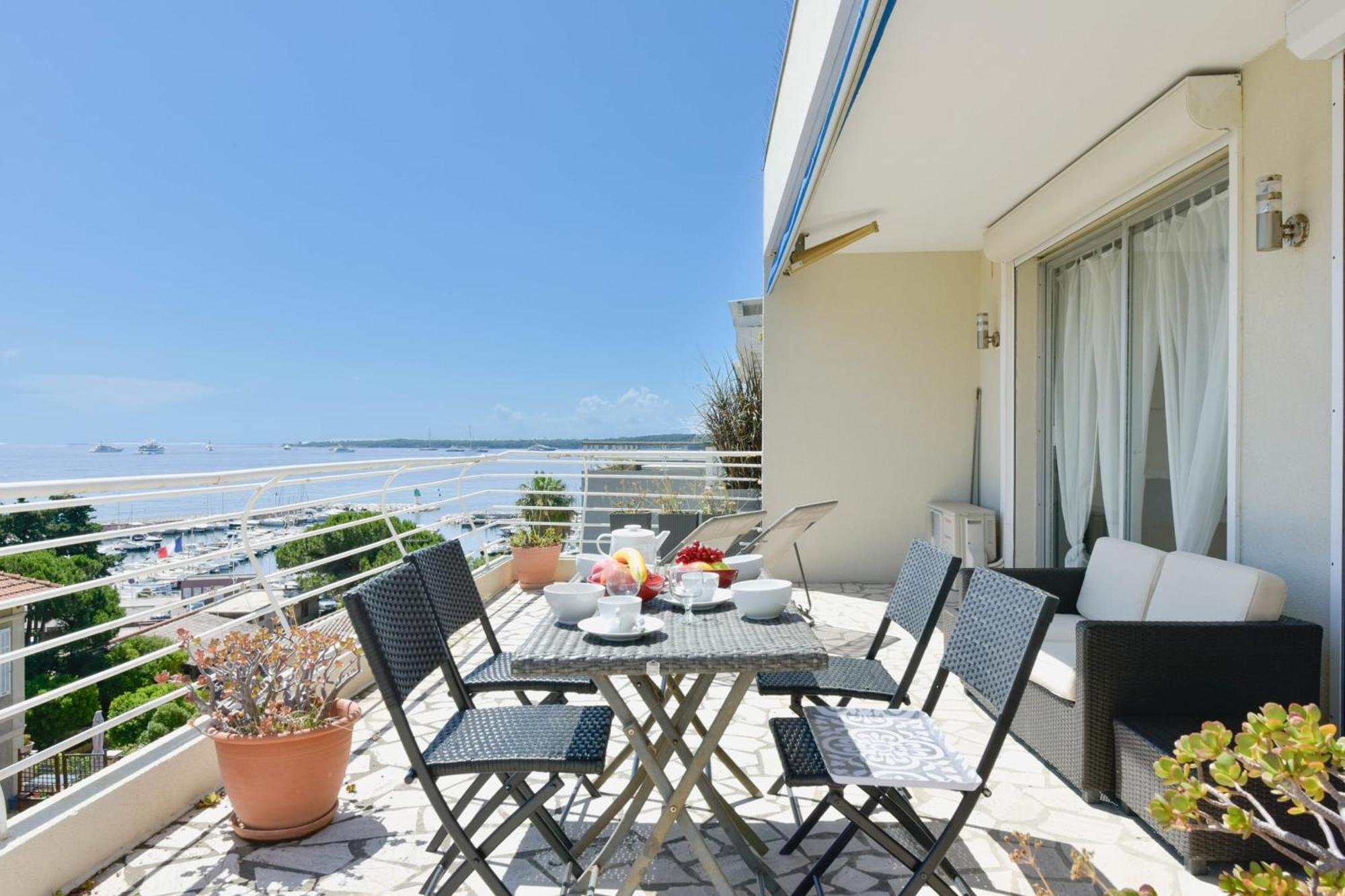 Apartment Cozy Top-floor 2-br Terrace And Sea View