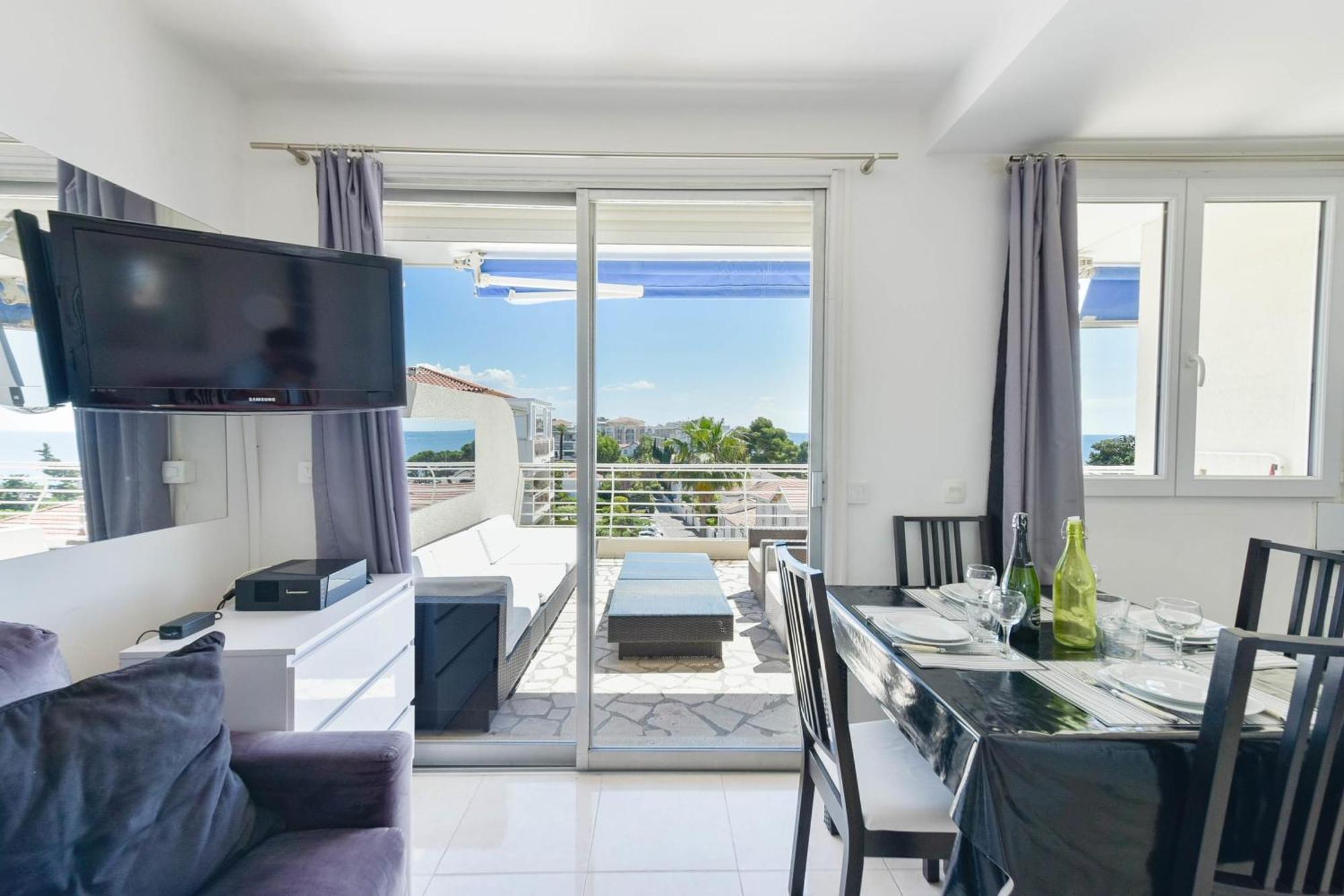 Cozy Top-floor 2-br Terrace And Sea View Cannes